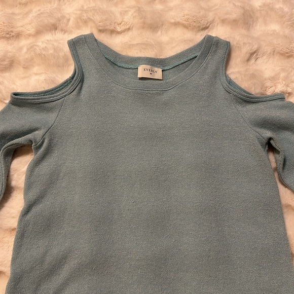 Everly Cold-Shoulder Long Sleeve top - Picture 5 of 9